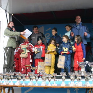 Marion sur le podium de la course enfant à Méaudre